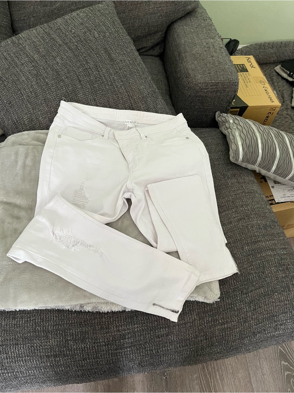 VENUS Light White Skinny Jeans with Zip Hem